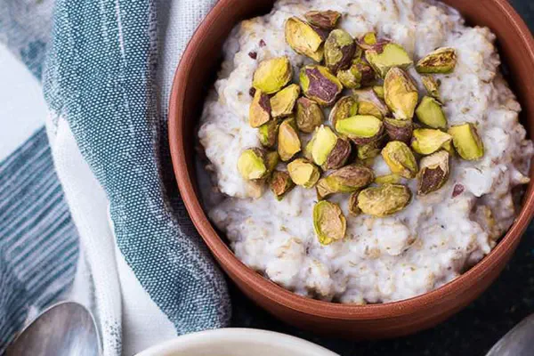 Peixe branco ao caldo de gengibre com acelga