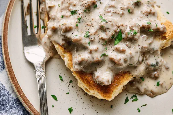 Ovos mexidos no abacate