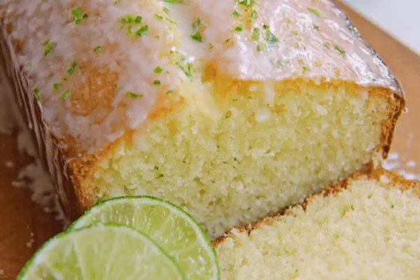 Bolo de Suco de Abacaxi com Calda