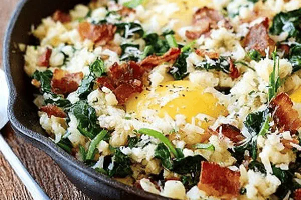 Mini sanduíches de salsicha e ovo