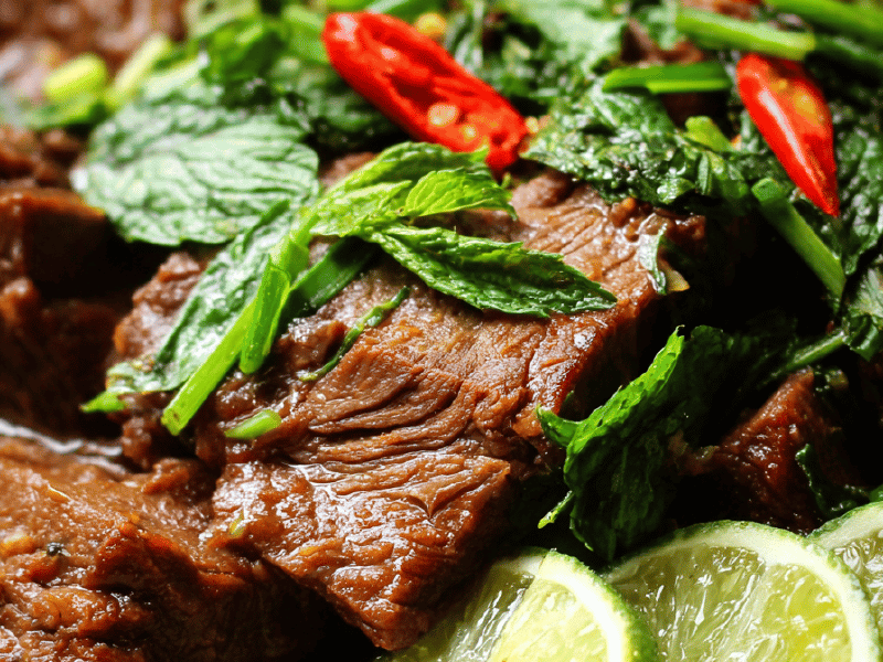 Carne Cozida na Pressão com Salada de Ervas