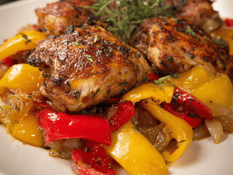 Frango ao Alecrim com Pimentões e Uvas Passas