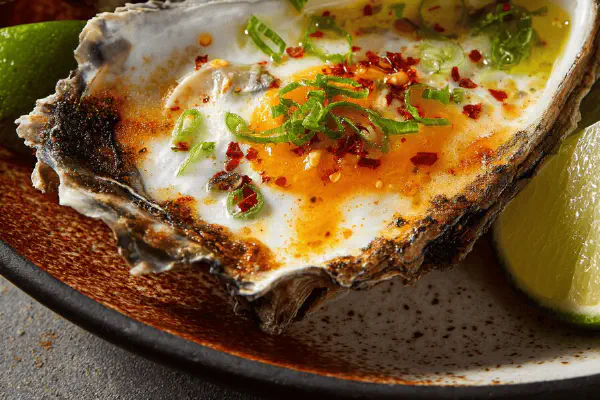 Ostras com molho de coco e capim-santo