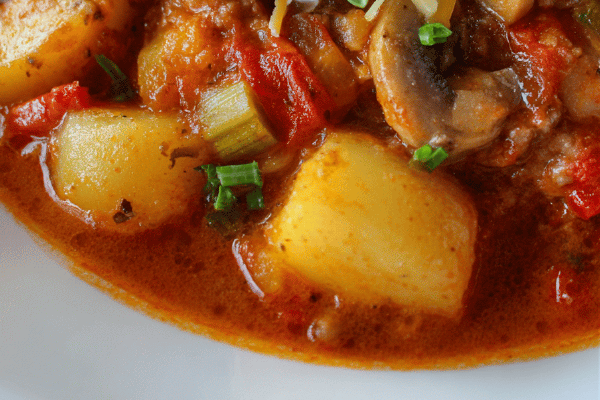 Legumes com bolinhos suínos
