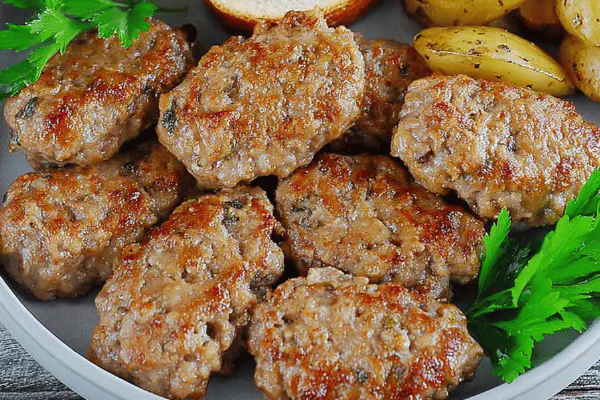 Mini sanduíches de salsicha e ovo