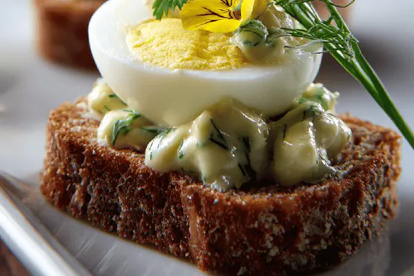 Ovos marinados com chalotas