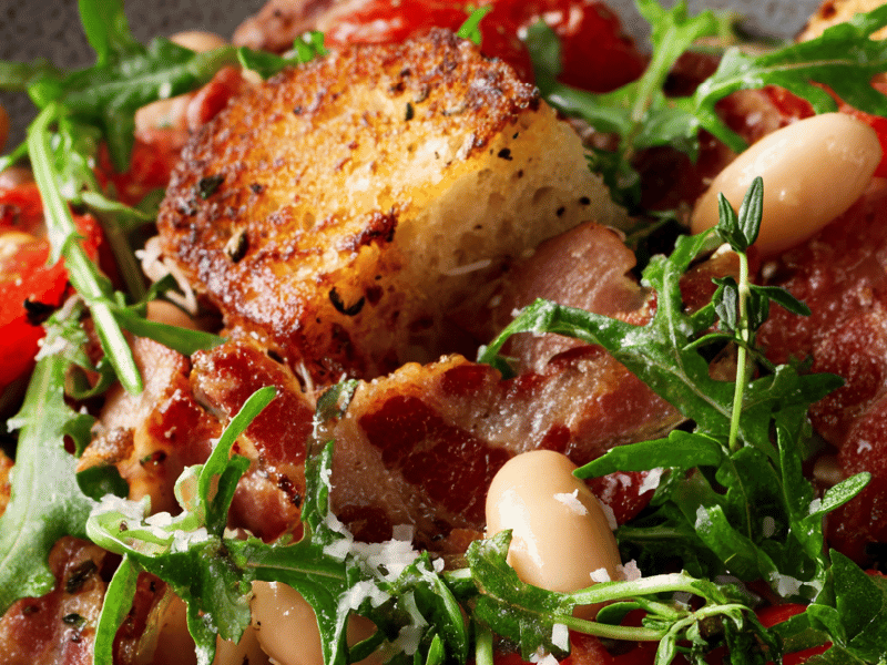 Panzanella de bacon e feijão branco
