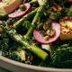 Salada verde com echalotas tostadas