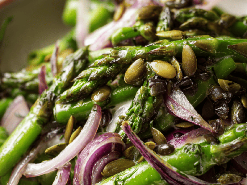 Salada verde com echalotas tostadas