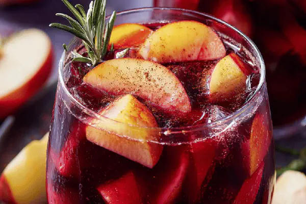 Sangria Espumante de Pêssego com Toque de Manjericão