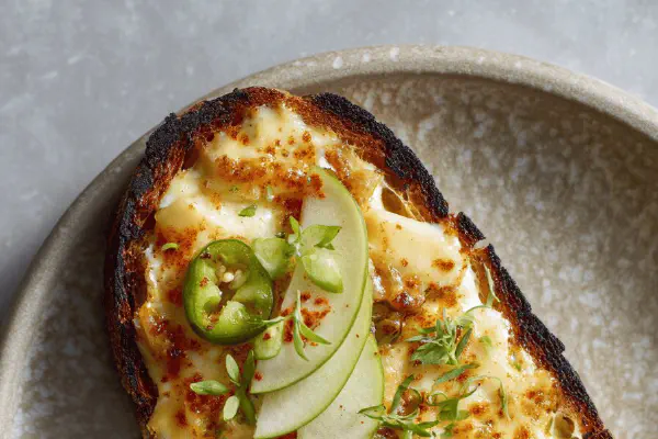 Sanduíche de queijo empanado