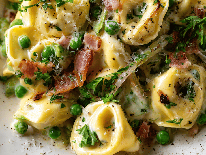 Tortellinis com pancetta e ervilhas